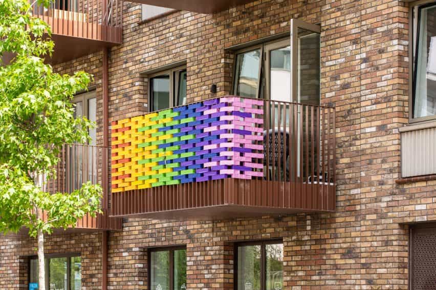 Balcón prototipo para la instalación de diseño RAW del arco iris por Studio curiosidad en Londres, Reino Unido