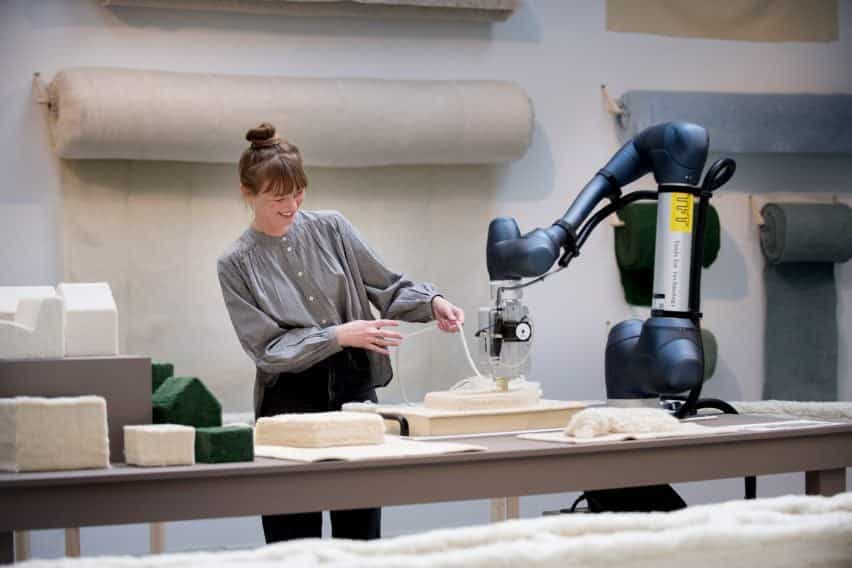 Christien Meindertsma ha desarrollado un robot que puede imprimir lana en 3D, utilizando una forma de fieltro