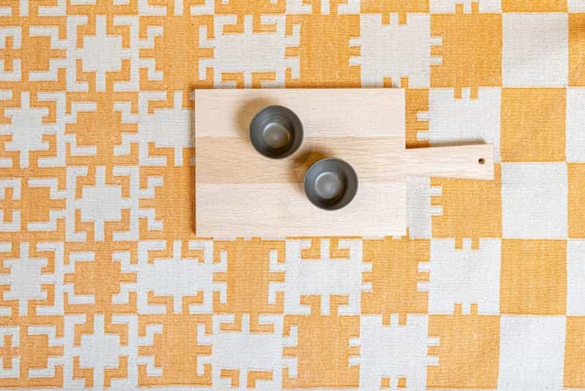 Detalle de alfombra cuadriculada amarilla y blanquecina