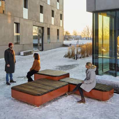 Vestre presenta diseños de mobiliario urbano que actúan como "lugares de encuentro sostenible e inclusivo"