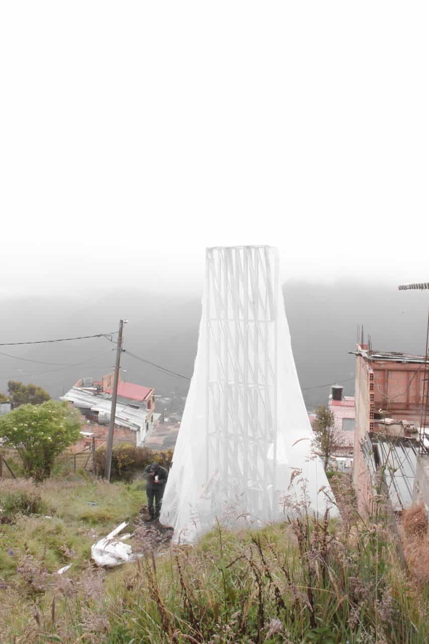 Cosechadora de agua de tela blanca con fondo nebuloso colombia