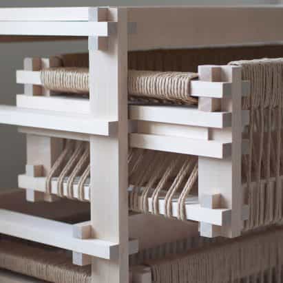 Martin Thübeck ensambla una colección de muebles modulares con una sencilla articulación