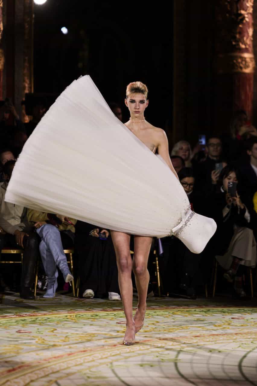 Vestido inclinado con falda de tul colocado en un ángulo dramático en un modelo