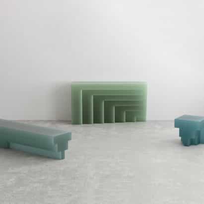 Niko Koronis' muebles de resina de la serie se ve como bloques tallados de jabón