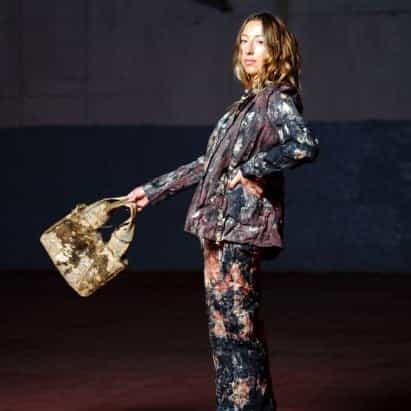 Helena Elston diseña prendas descomponibles a partir de micelio y materiales reciclados