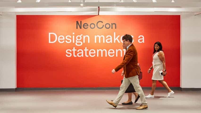 Foto del logo de NeoCon en una pared roja