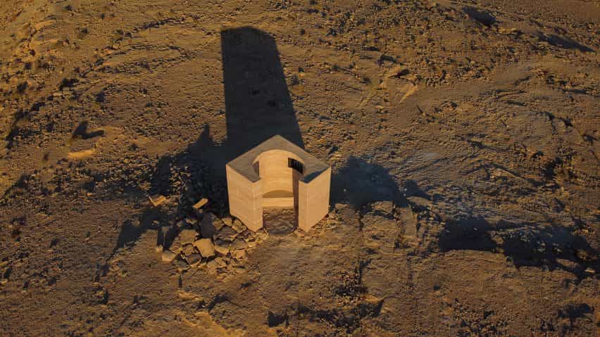 Gitai Arquitectos construye el observatorio de tierra apisonada en el desierto de Negev