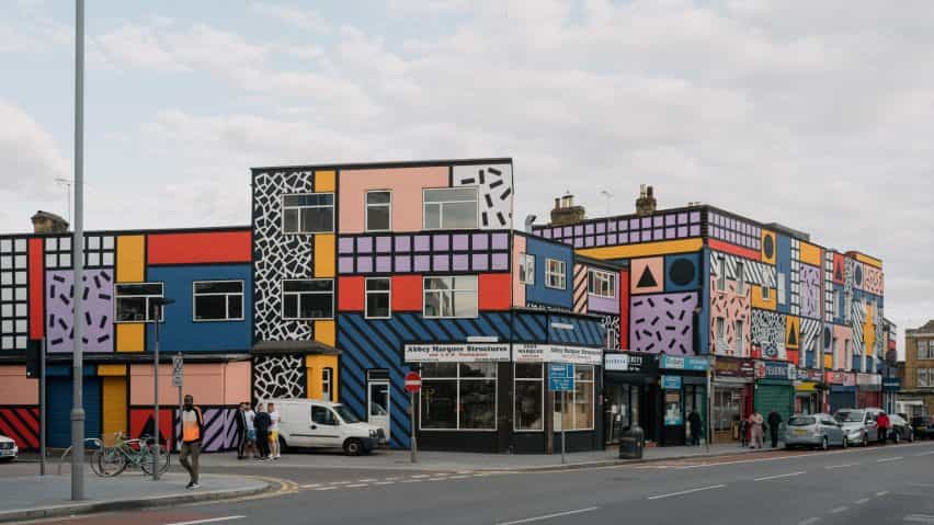 Camille Walala revive al este de la calle de Londres con obras de arte, financiado por la comunidad
