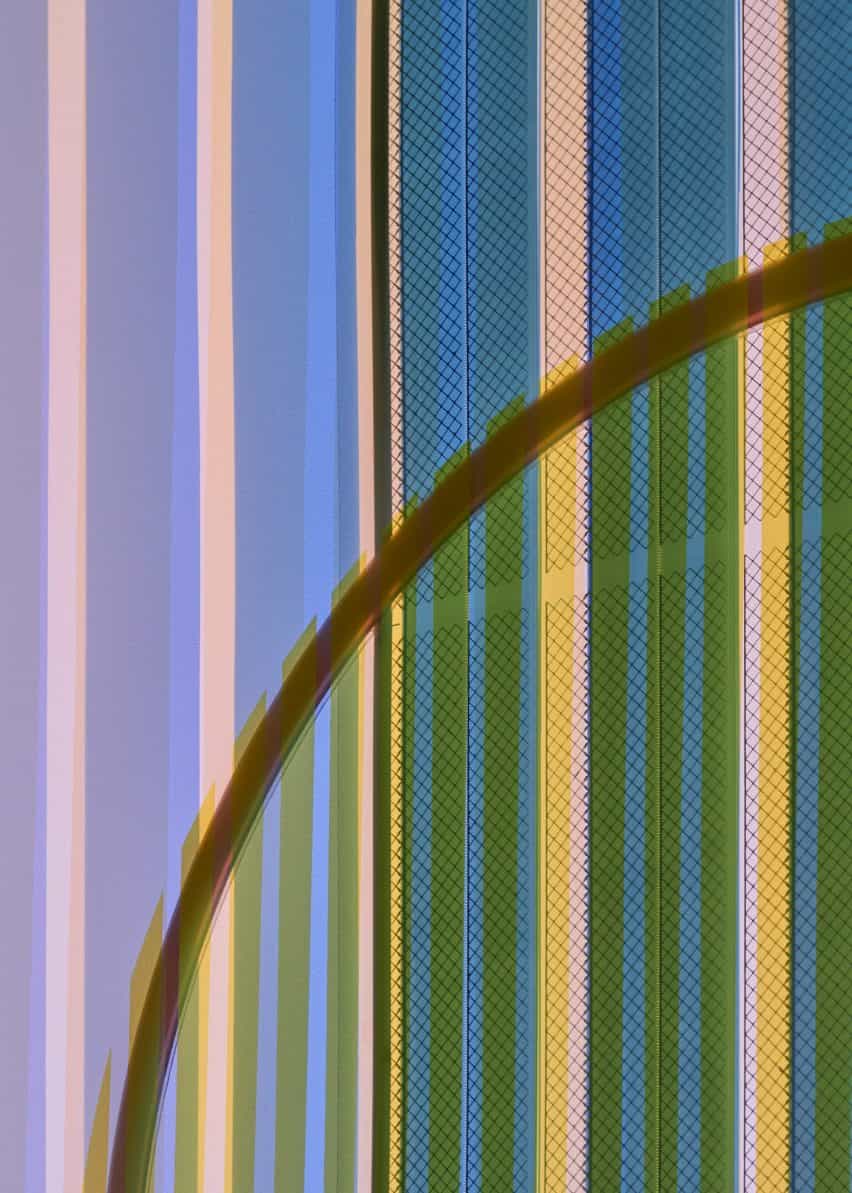 Primer plano de células solares orgánicas en azul, amarillo y rosa en el tapiz Ra por Marjan van Aubel
