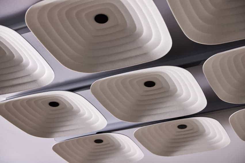 Foto en primer plano de las baldosas cuadradas del techo acústico Fuji que muestran el interior de su forma 3D