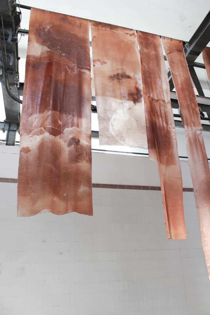 Textiles colgantes hechos de ladrillos de desecho y bioplástico