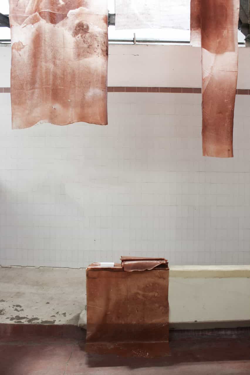 Textiles colgantes que forman una "matriz de biomateriales" en exhibición en la semana del diseño de Milán