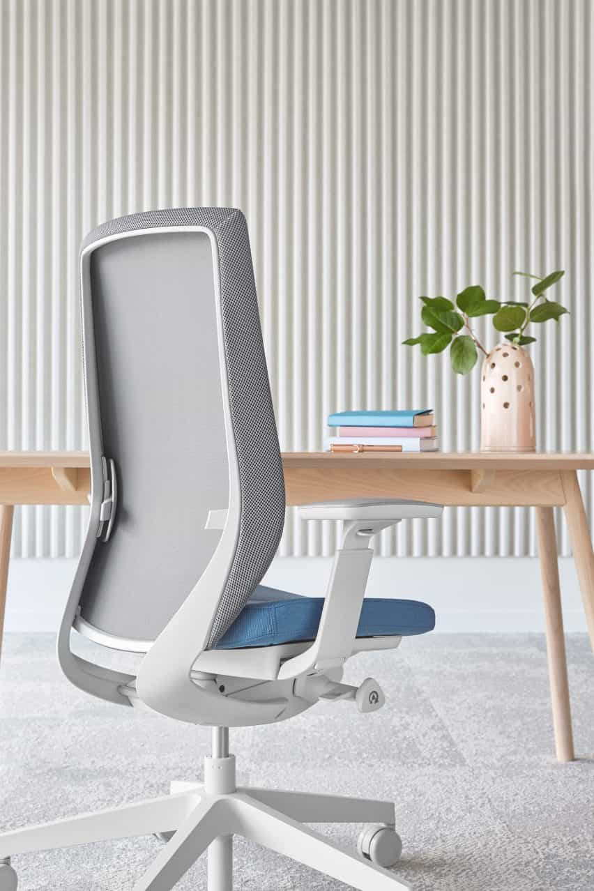 Una silla de oficina con respaldo de malla y asiento azul