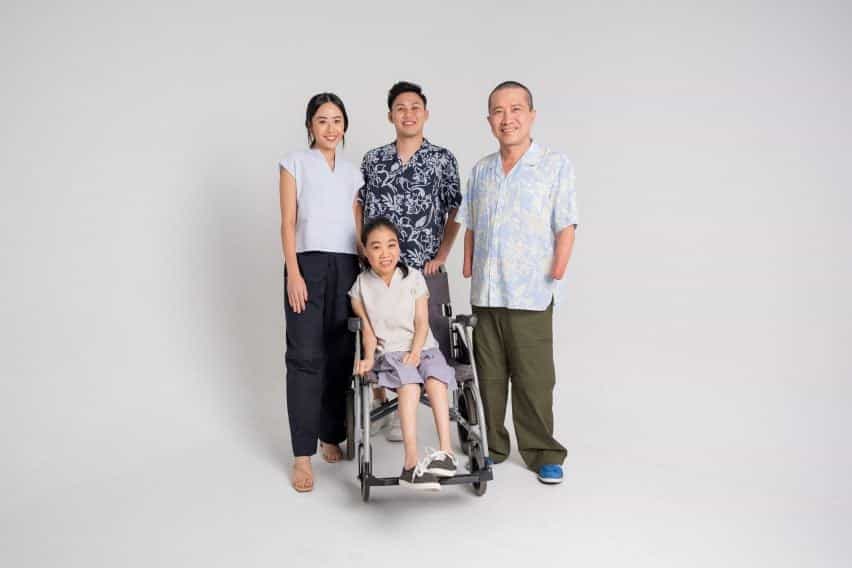 Foto de cuatro modelos, una mezcla de personas discapacitadas y sin discapacidad, con la colección de ropa adaptable de Will&Well