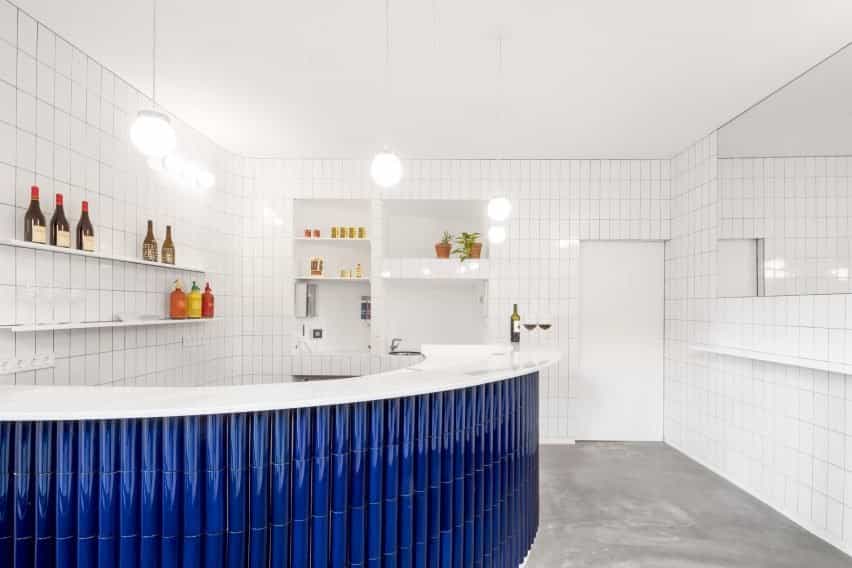 Un bar con azulejos blancos y azules de los premios Azulejos de España