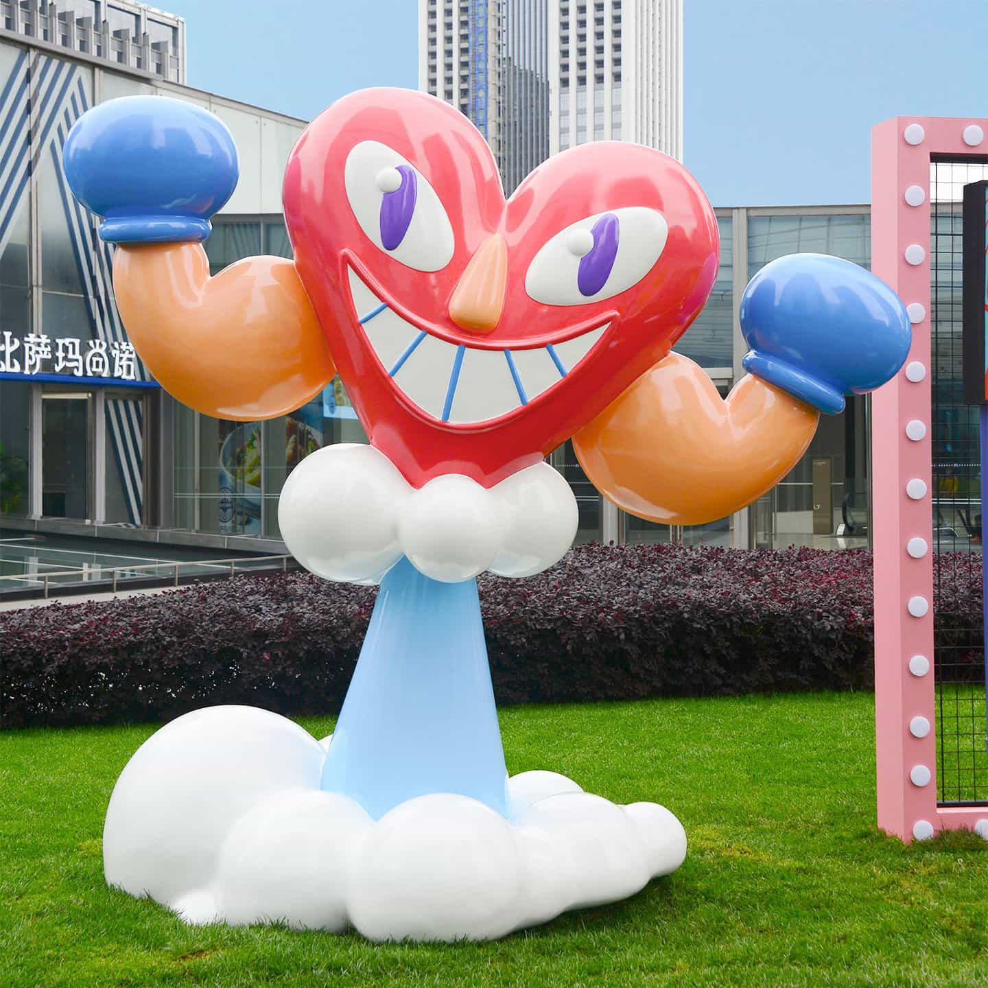 Jack Sachs crea una serie de estatuas sonrisa que inducen gigantes de Chengdu