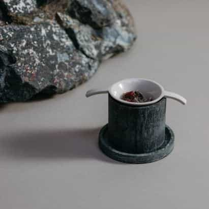 Set de té Licking Rocks de Simiæn entre diez nuevos productos en Dezeen Showroom