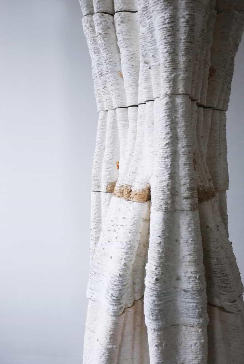 Primer plano de módulos de columna de árbol impresa en 3D hecha de micelio