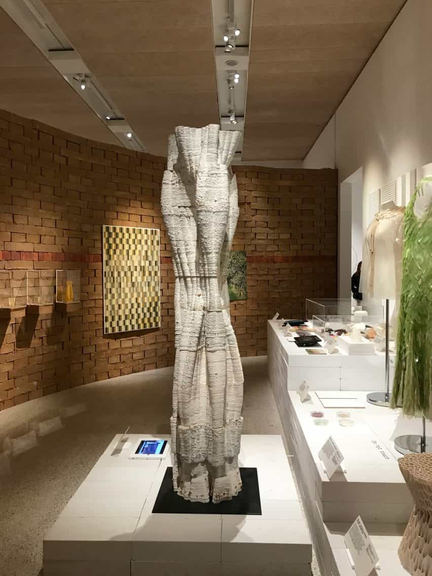 Columna de micelio impresa en 3D por Blast Studio en la exposición Waste Age en el Museo de Diseño de Londres