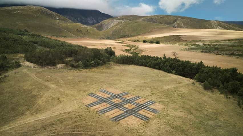 Fotografía de un prado en Sudáfrica con una instalación temporal a gran escala