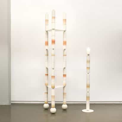 Anastasia Tikhomirova pilas de cilindros de cerámica para crear muebles frágil y la iluminación