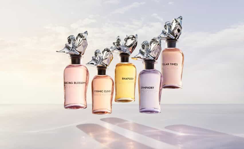 Cinco frascos de perfume flotantes de la colección Les Extraits
