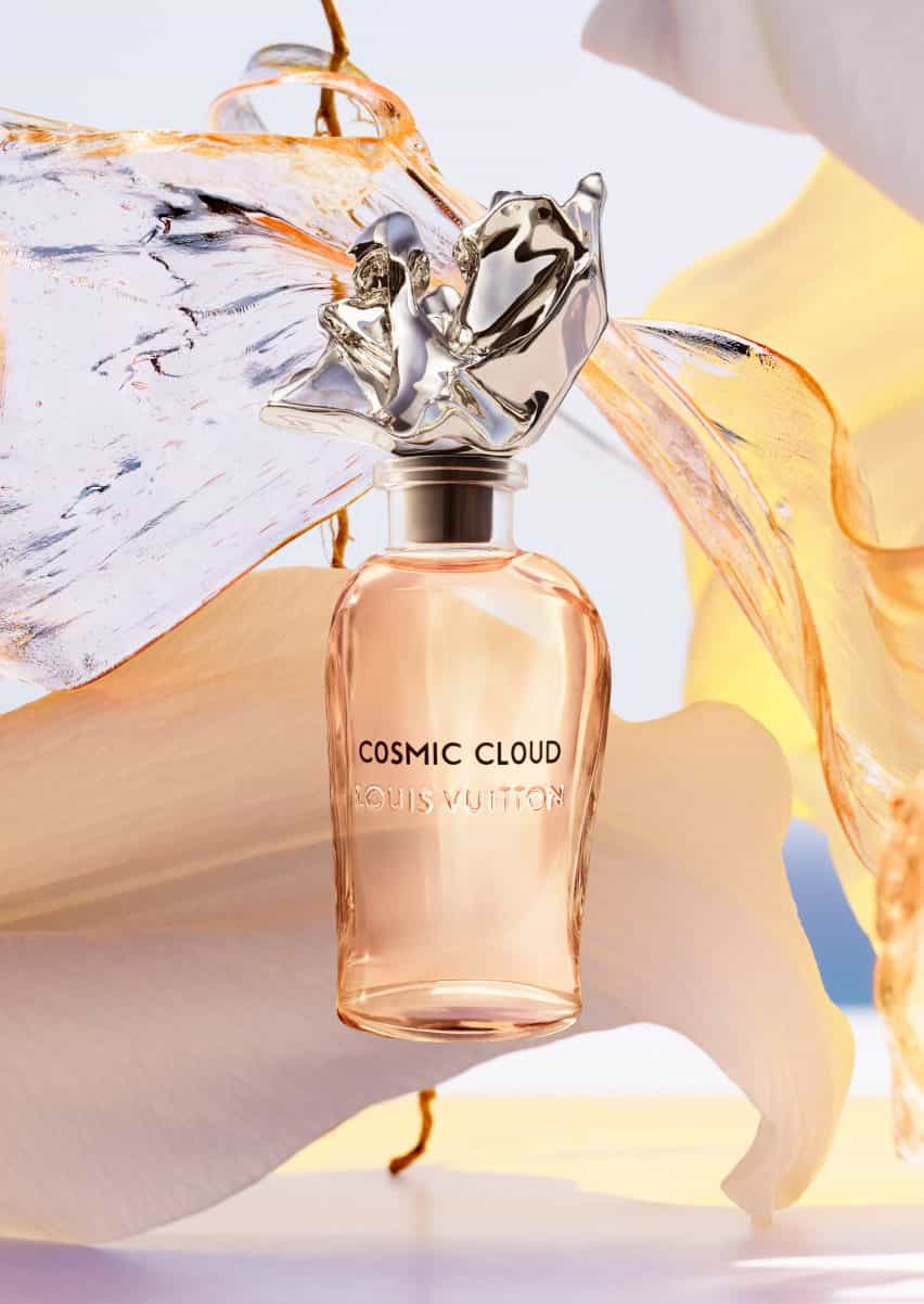 Un frasco de perfume Louis Vuitton con líquido naranja en su interior