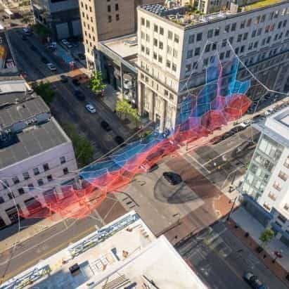 Janet Echelman utiliza 78 millas de fibra para crear una escultura sobre la intersección de Colón