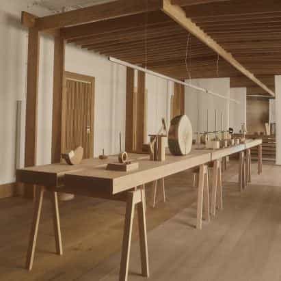 Christian + Jade explora el peso de la madera con una exposición en 3 Days of Design