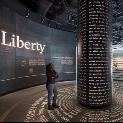 Local Projects utiliza la luz para guiar a los visitantes en Faith and Liberty Discovery Center